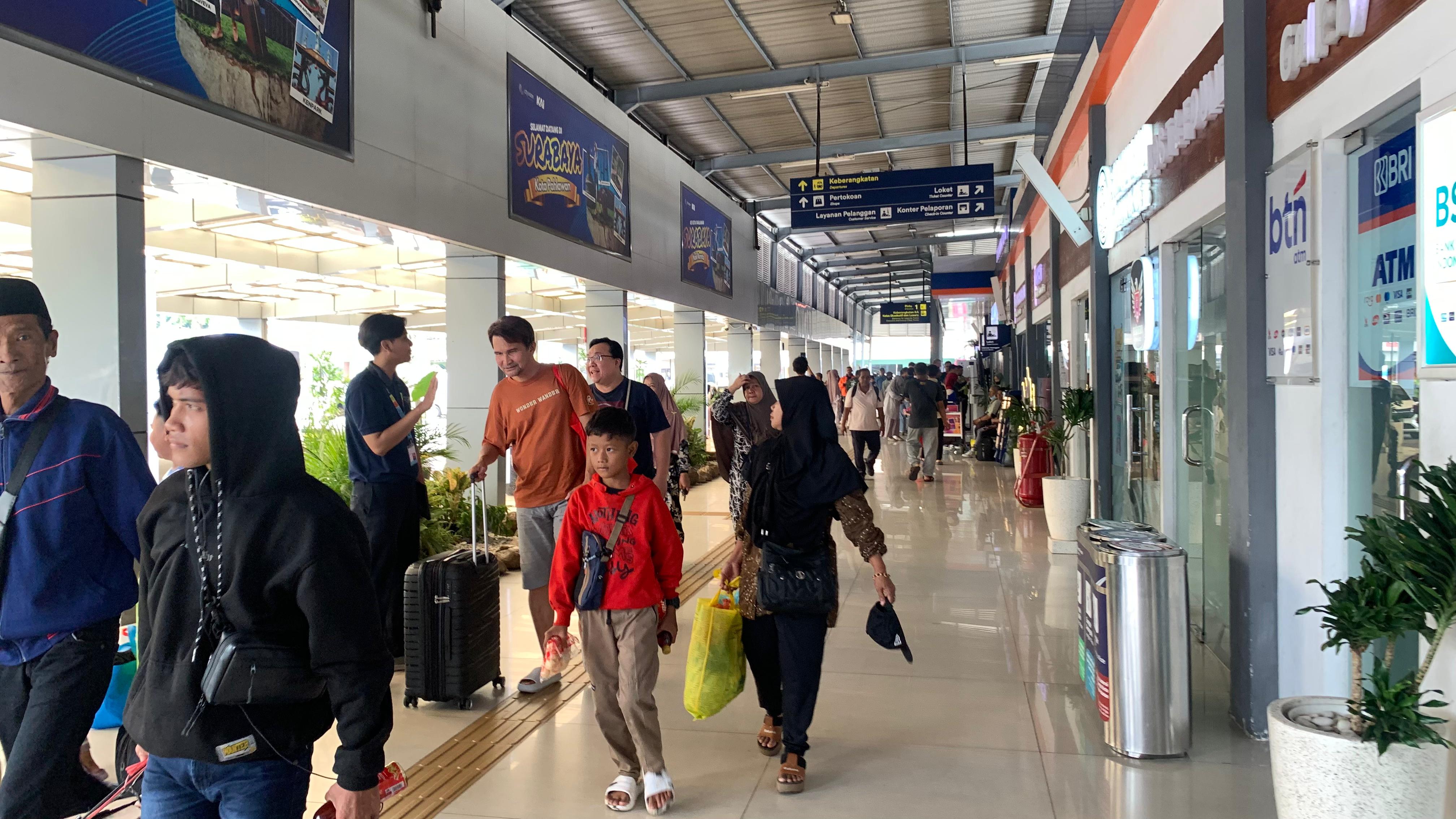 KAI Daop 8 Surabaya ubah pola operasi kereta api akibat banjir lintas utara.