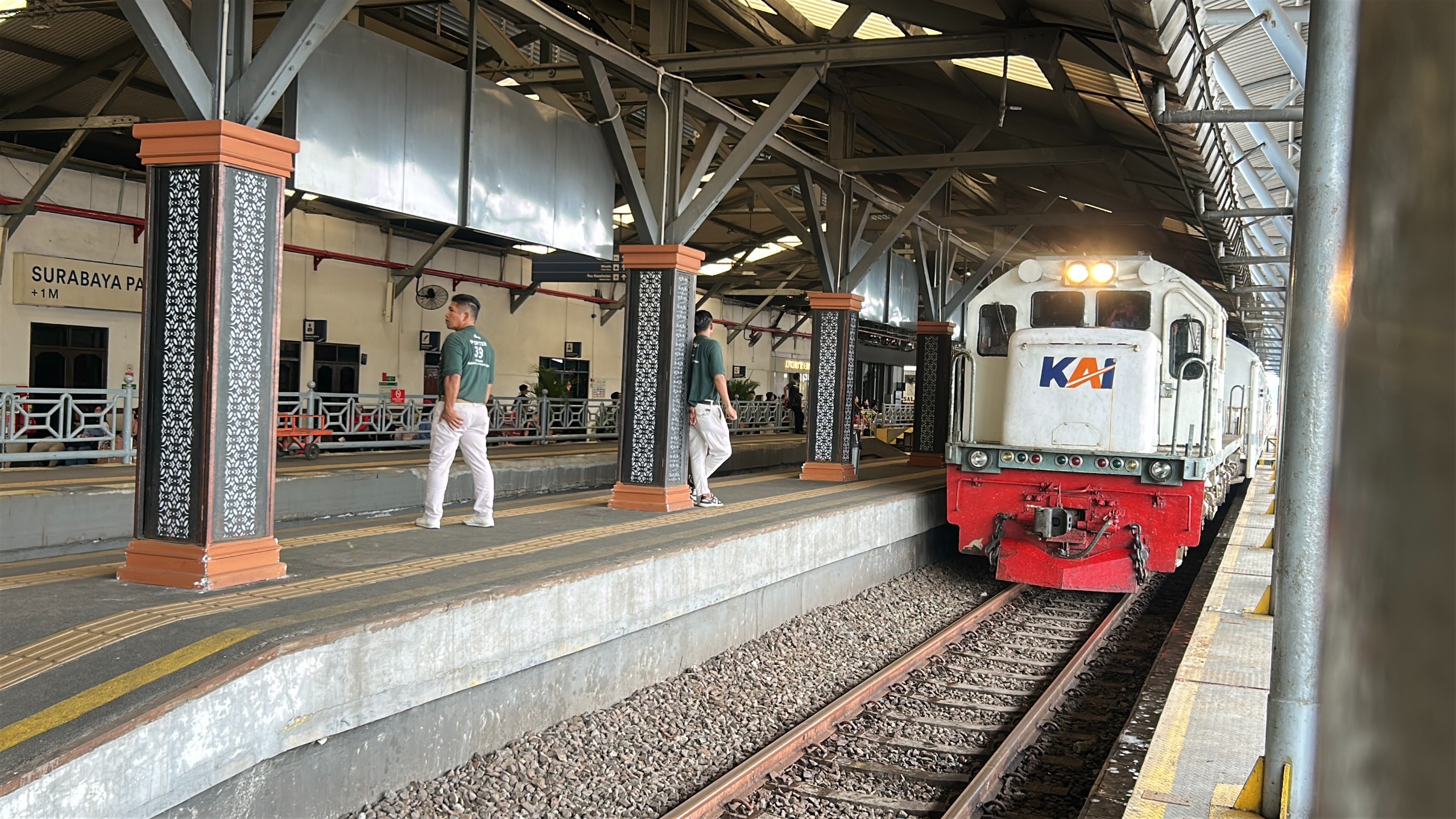 KAI Daop 8 Surabaya mohon maaf atas gangguan perjalanan kereta api akibat banjir di jalur Alastua&ndash;Semarang Tawang.
