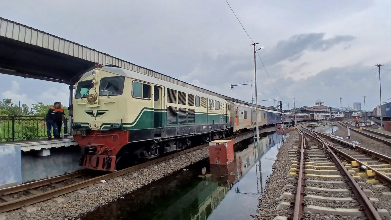 KAI minta maaf atas gangguan perjalanan kereta api akibat banjir di Semarang.