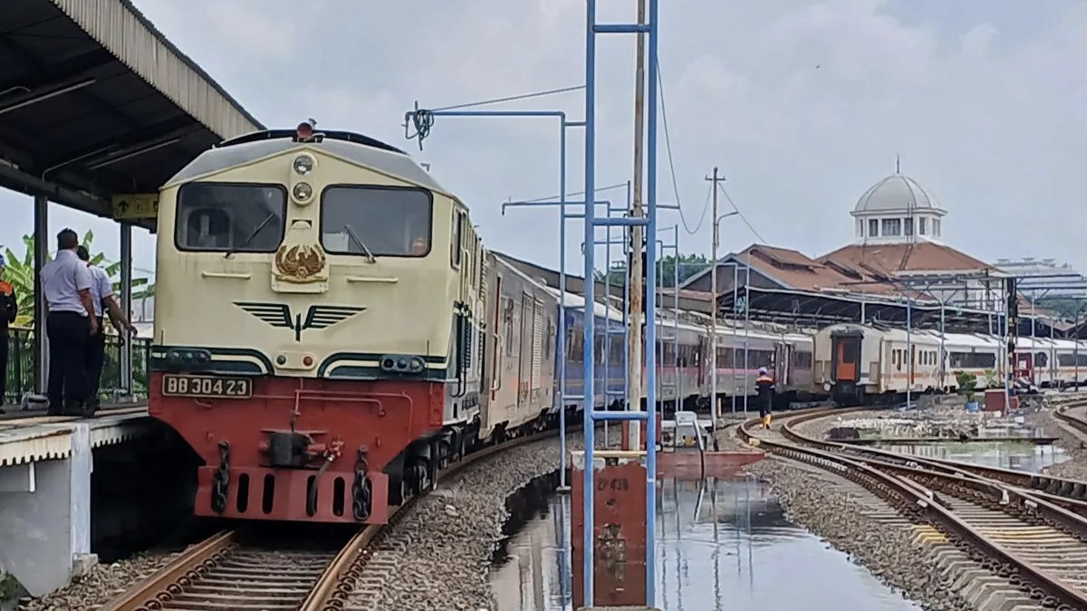 PT KAI Daop 7 Madiun ubah rute perjalanan kereta api akibat banjir di jalur Alastua&ndash;Semarang Tawang.