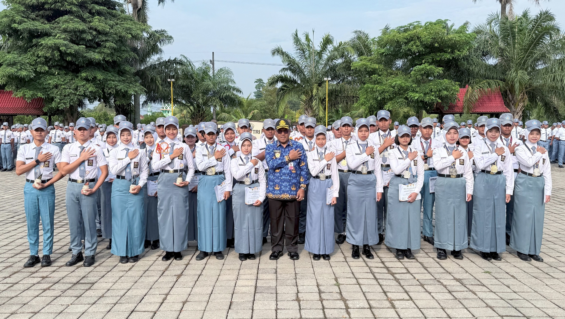 Kepala Smadatara Genteng H Mujib SPd MM bersama taruna-taruni berprestasi saat upacara Sumpah Pemuda di halaman sekolah.