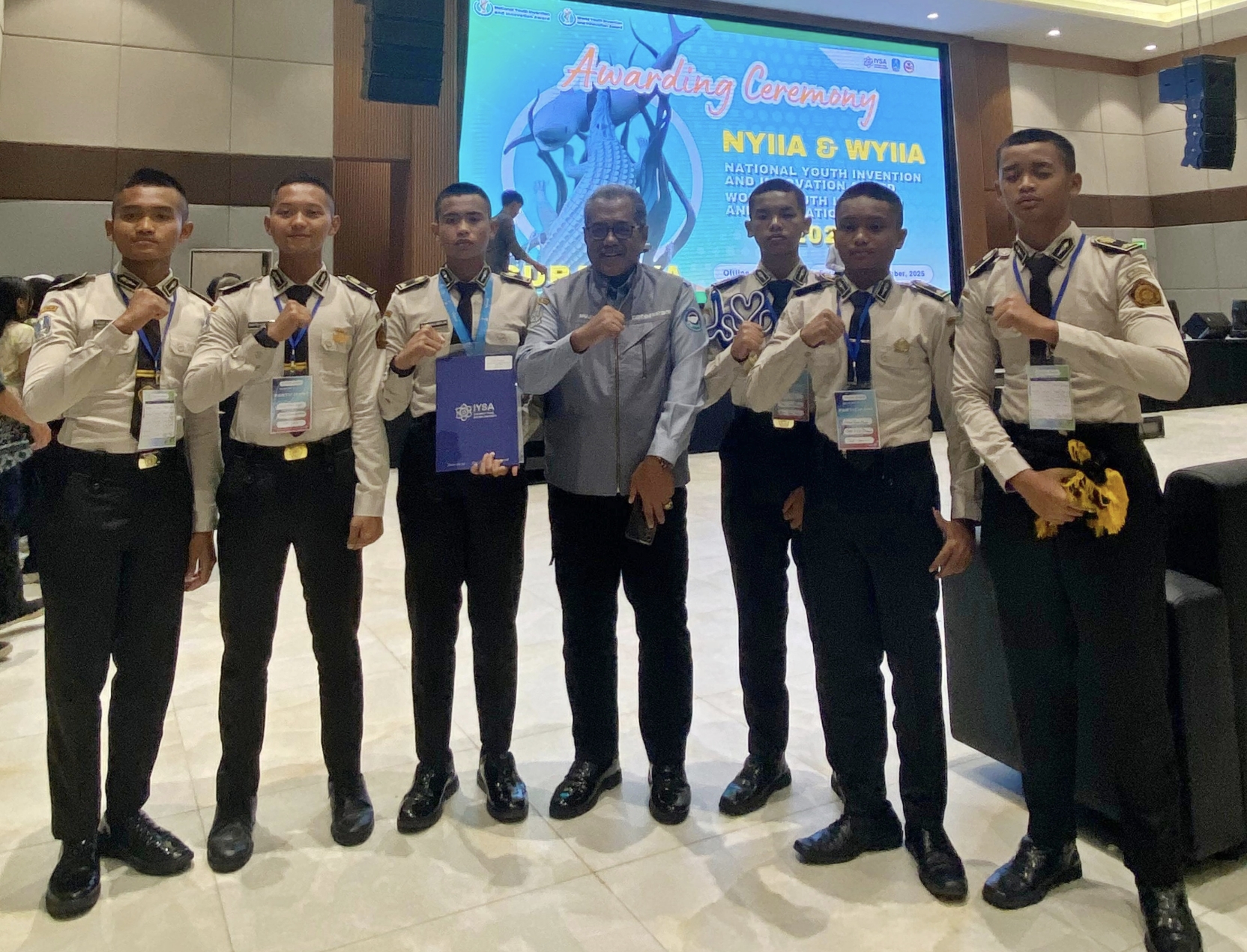 Kepala Smadatara Genteng H Mujib bersama para siswa yang meraih Silver Medal dalam National Youth Invention and Innovation Award (NYIIA) 2025 di Surabaya.