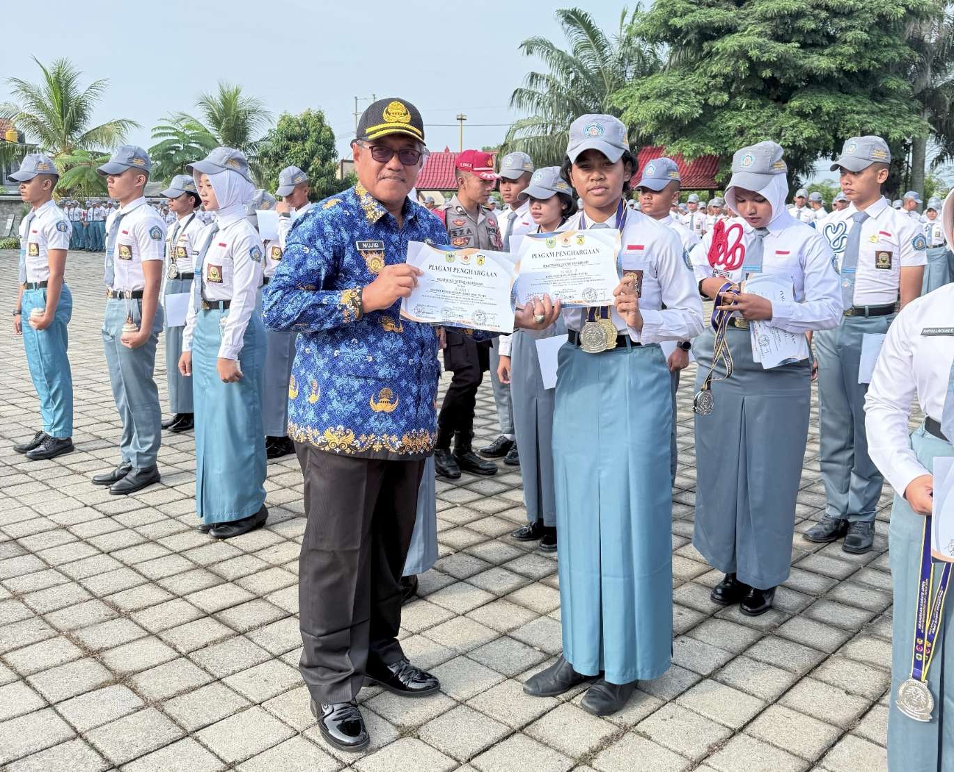 Kepala Smadatara Genteng H Mujib, SPd  MM bersama salah satu taruni berprestasi Beatriks Irene.