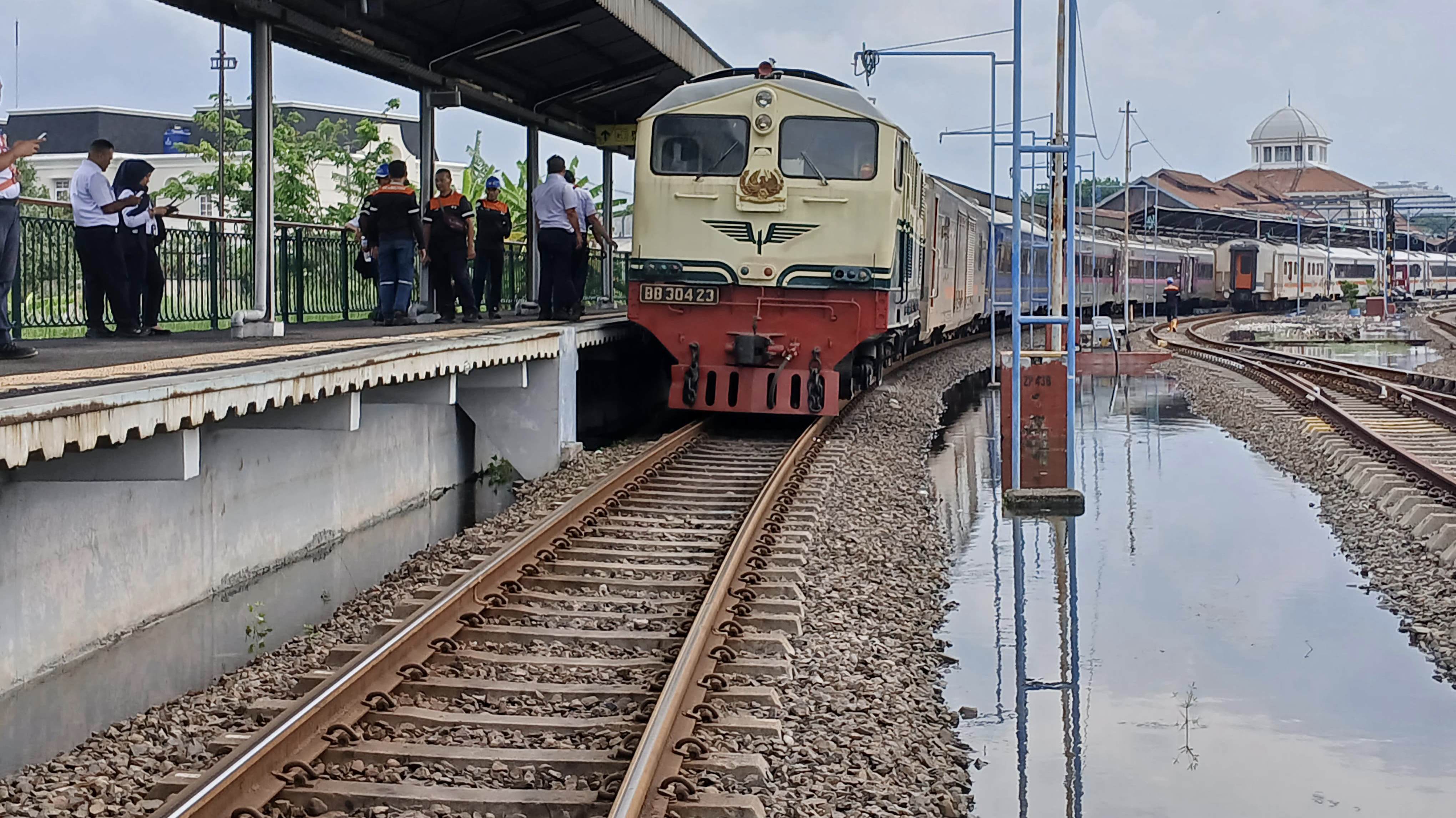 Genangan air tutup jalur kereta api Semarang Tawang&ndash;Alastua.