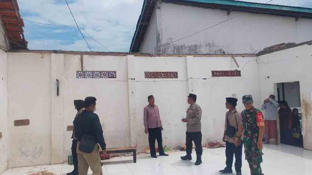 Anggota BPBD dan Polres Situbondo meninjau lokasi asrama Ponpes Syehk Abdul Qodir Jaelani di Dusun Pesanggrahan, Desa Belimbing, Kecamatan Besuki, Rabu (29/10).