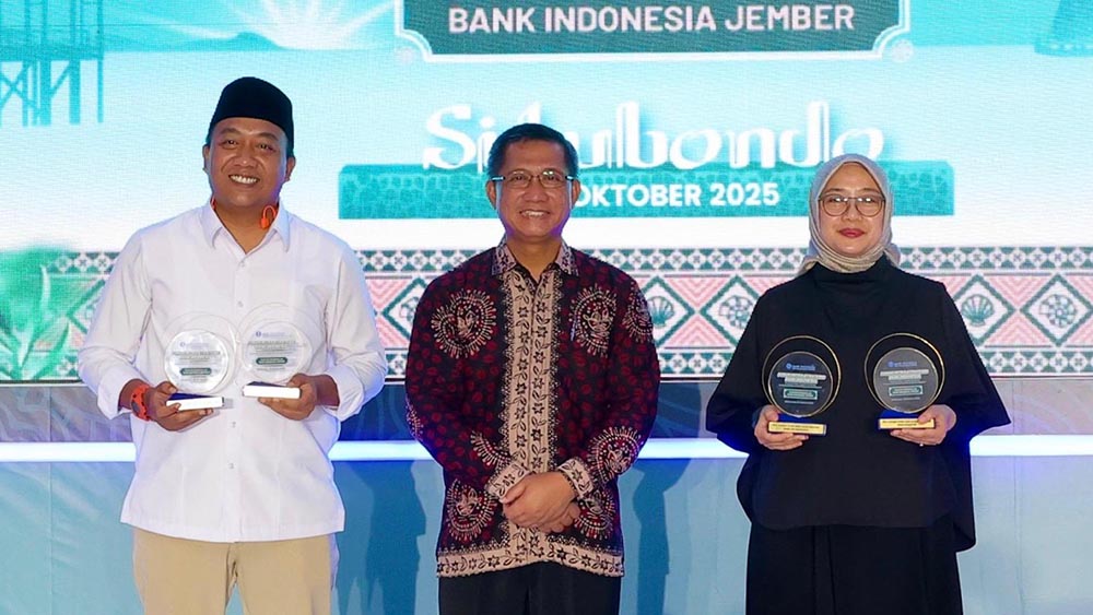 Bupati Situbondo Rio dan Bupati Banyuwangi Ipuk kompak raih dua penghargaan di BI Jember Awards 2025.