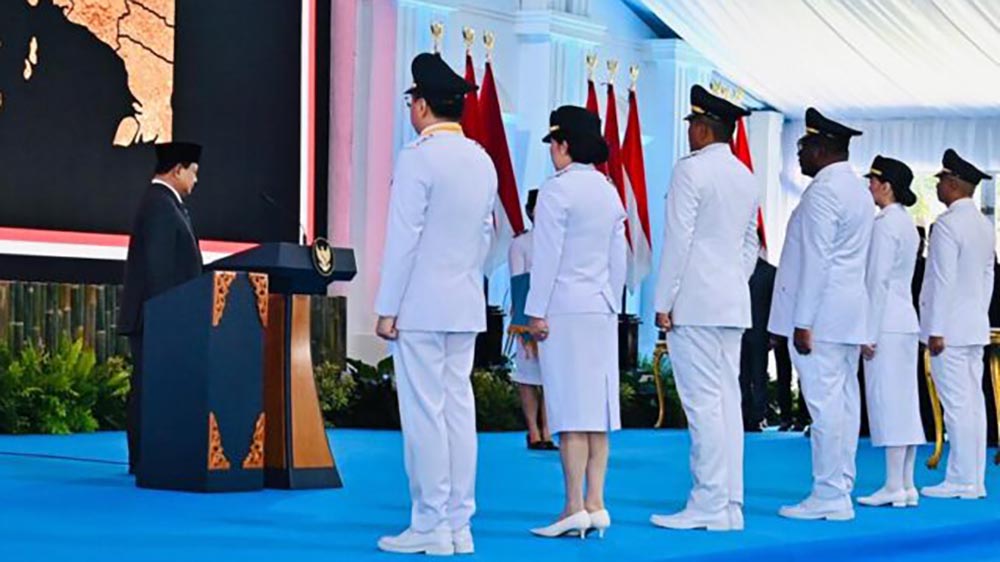 Presiden Prabowo Subianto melantik gubernur, wakil gubernur, bupati, wakil bupati, wali kota, dan wakil wali kota se-Indonesia periode 2025-2030 serentak di Istana Kepresidenan Jakarta, Kamis (20/02).