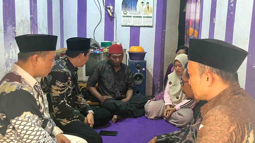 Kepala Kemenag Situbondo, Dr. H. Muhammad Mudaffar, mendatangi kediaman alm. Putri Hemilia, 13, warga Dusun Rawan, Desa/ Kecamatan Besuki, Rabu (29/10).