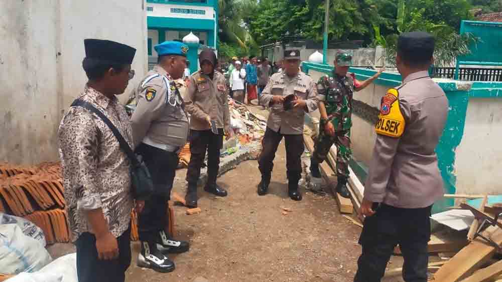 Anggota BPBD dan Polres Situbondo meninjau lokasi asrama Pondok Pesantren (Ponpes) Syehk Abdul Qodir Jaelani di Dusun Pesanggrahan, Desa Belimbing, Kecamatan Besuki, Situbondo, Rabu (29/10).