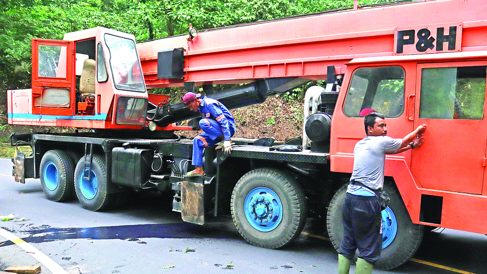 RUSAK: Crane yang rencananya digunakan untuk evakuasi truk fuso tanpa muatan di jurang sedalam 10 meter di Jalur Gumitir masih rusak hingga Rabu (29/10).