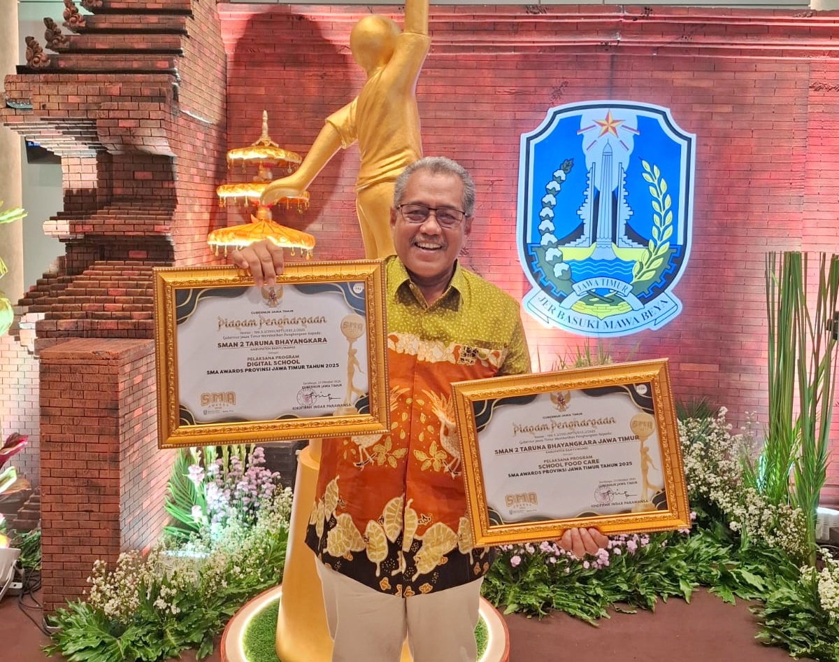 Kepala Smadatara Genteng H Mujib, SPd MM menunjukkan piagam pengahargaan dari Gubernur Jatim Khofifah Indar Parawansa.