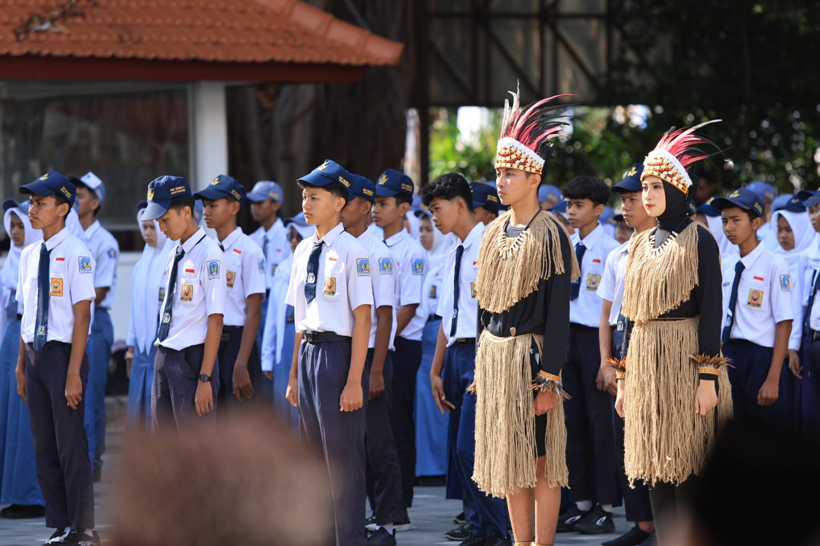 EKSPRESI BUDAYA: Para pelajar Banyuwangi mengenakan busana tradisional nusantara saat upacara peringatan Hari Sumpah Pemuda ke-97 di halaman Kantor Pemkab Banyuwangi pada Selasa (28/10).