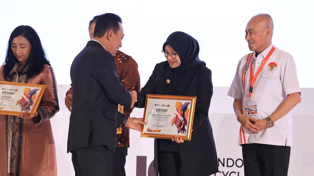 Ketum PB ISSI Jenderal Listyo Sigit Prabowo menyerahkan penghargaan kepada Bupati Ipuk Fiestiandani atas konsistennya menggelar balap sepeda tingkat internasional di Jakarta, Kamis (30/10).