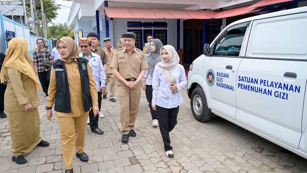 MINTA URUS  SLHS: Bupati Ipuk Fiestiandani didampingi Kadinkes Amir Hidayat melakukan sidak di SPPG Penataban, Senin lalu (27/10).
