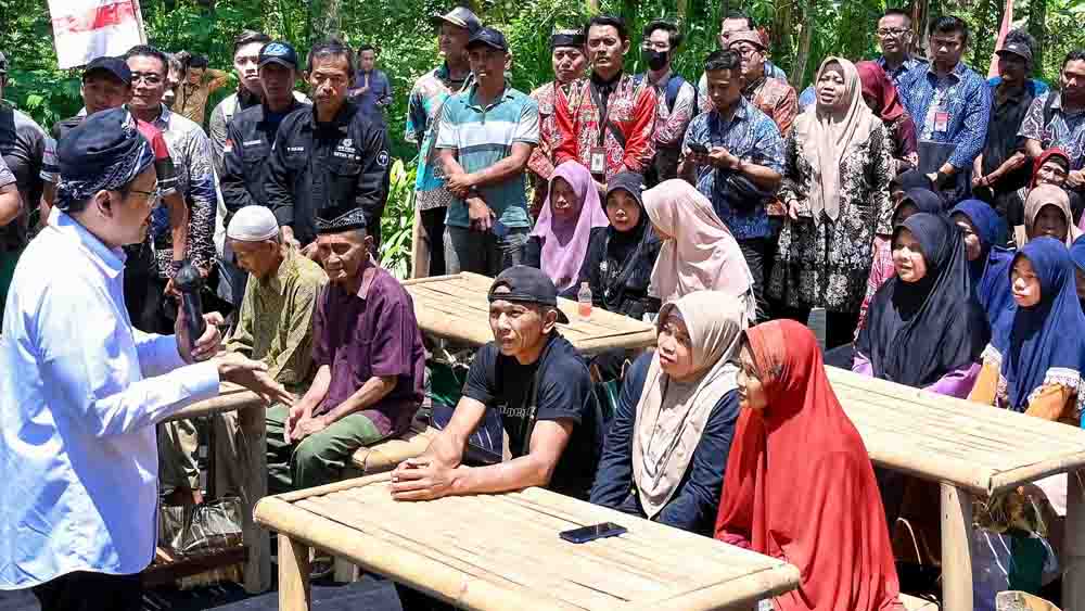 Mensos Saifullah Yusuf saat berdialog dengan warga penerima manfaat bansos di Gombengsari, Kalipuro, Banyuwangi, awal Oktober lalu.