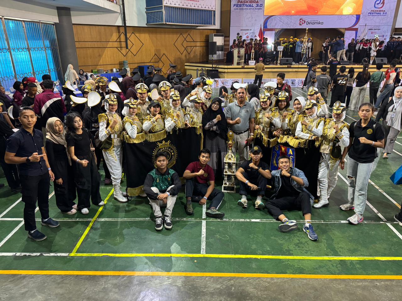 KEBANGGAN : Tim Kopastar Smagi Taruna Bangsa berhasil merebut gelar Juara Madya 2 pada Festival Paskibra 3.0