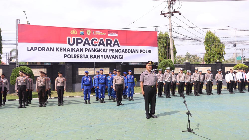 Polresta Banyuwangi beri apresiasi Aiptu Hamsa Simanjuntak naik pangkat jadi Ipda, wujud loyalitas dan dedikasi selama bertugas.