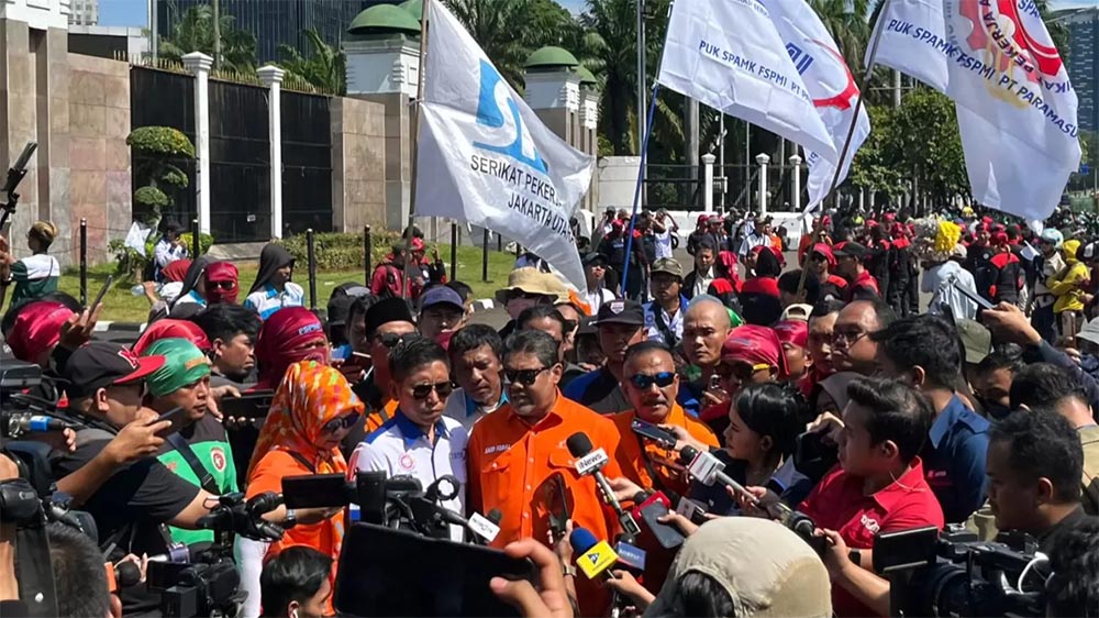 ILUSTRASI demo buruh menuntut kenaikan upah dan hapus Outsourcing.