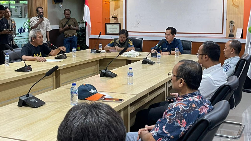 AUDENSI: Perwakilan keluarga korban KMP Tunu Pratama Jaya mendatangi kantor ASDP Ketapang menuntut percepatan pencairan santunan, Rabu (28/10).