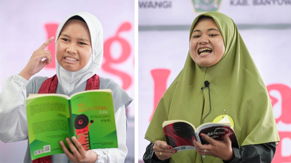 SANG JUARA: Nuhbatul Fakhiroh (kanan) dan Azkiya Kiska Alkholid ketika tampil membacakan puisi dalam babak final di Seblang Room Grha Pena Banyuwangi, Rabu (30/10).