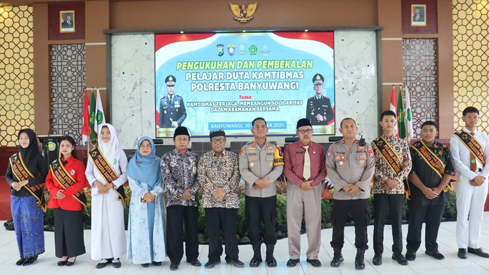 PELOPOR KETERTIBAN: Duta Kamtibmas dari berbagai sekolah di Banyuwangi usai dikukuhkan oleh Wakapolresta AKBP Teguh Priyo Wasono, Kamis (30/10).