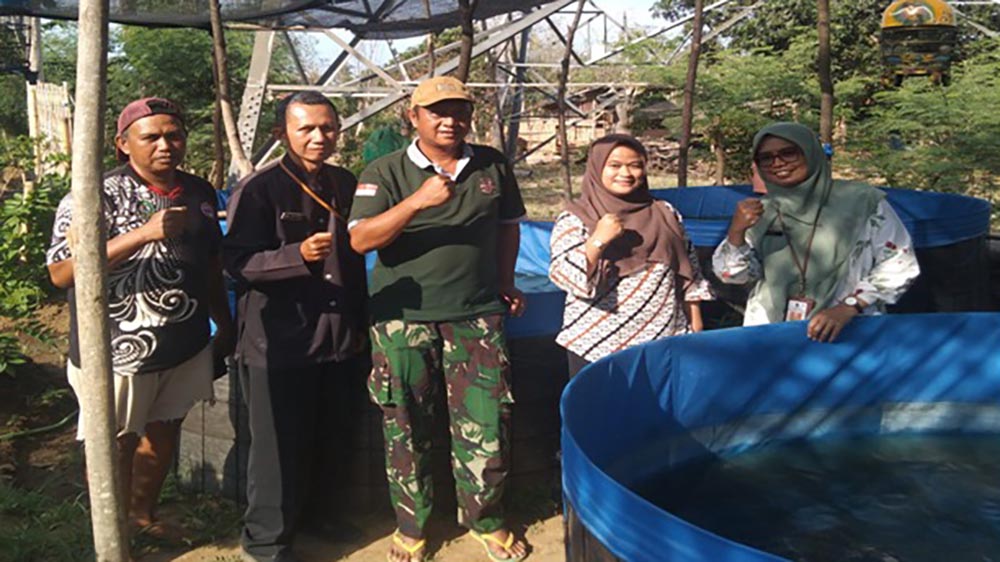 KONSELING: Tim Disperikan melakukan pengamatan lapangan ke lokasi budi daya ikan.