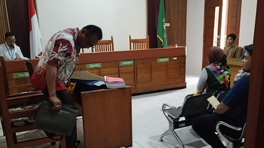 PERSIAPAN SIDANG: R (kanan) duduk di ruang persidangan anak di PN Banyuwangi, Kamis (30/10).