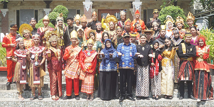 NUSANTARA : Kepala Smagi Taruna Bangsa, I Ketut Renen bersama guru dan peserta lomba fashion baju adat