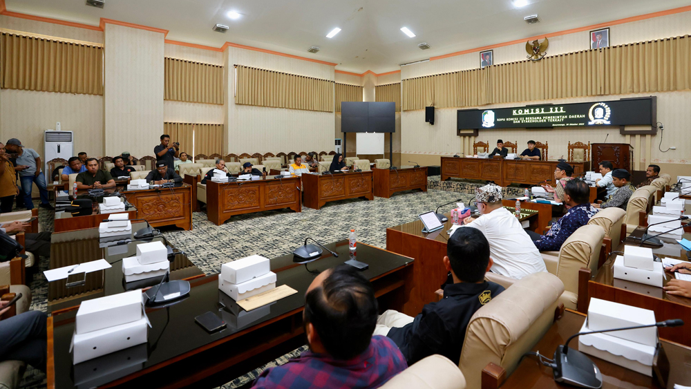 Wakil Ketua DPRD Michael Edy Hariyanto didampingi Ketua Komisi III Fevri Prima Sanjaya memimpin dengar pendapat bersama unsur eksekutif dan elemen masyarakat pada Kamis (30/10).