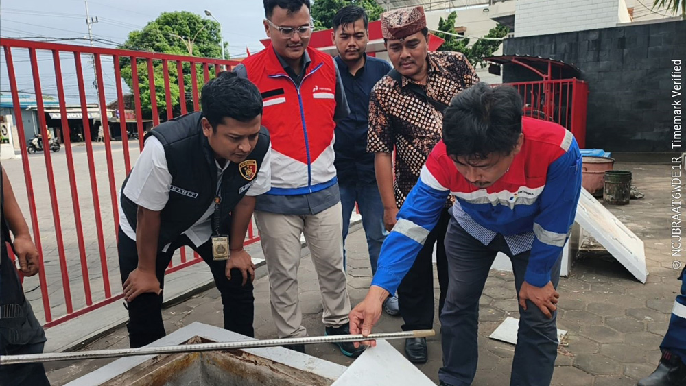 Tim Satgas BBM mengecek kandungan BBM di SPBU 54.684.07 Lingkungan Sukowidi, Klatak, Kalipuro, Kamis (30/10).
