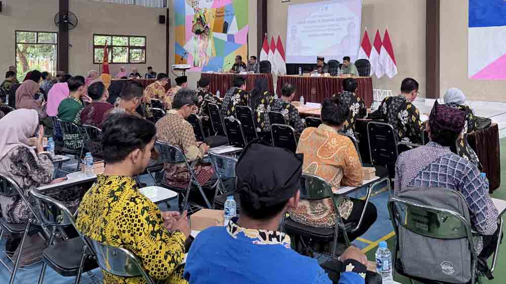 105 pengawas tingkat SMA serta Pendidikan Khusus dan Pendidikan Layanan Khusus (PK-PLK) se-Banyuwangi mendapat pembekalan, Jumat (31/10).