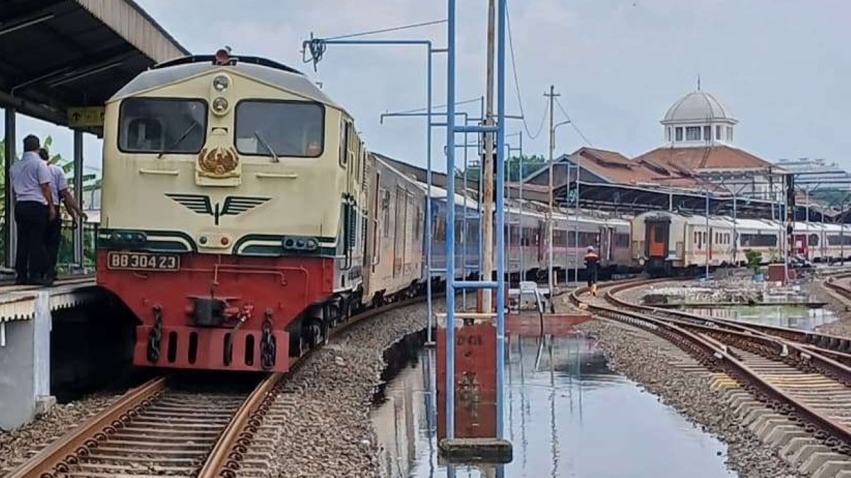 KAI pulihkan jalur rel kereta api Semarang Tawang&ndash;Alastua pasca banjir.