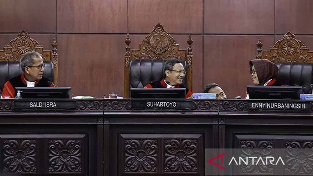 Hakim Mahkamah Konstitusi menolak uji materi Undang-Undang Nomor 14 Tahun 2005 tentang Guru dan Dosen.