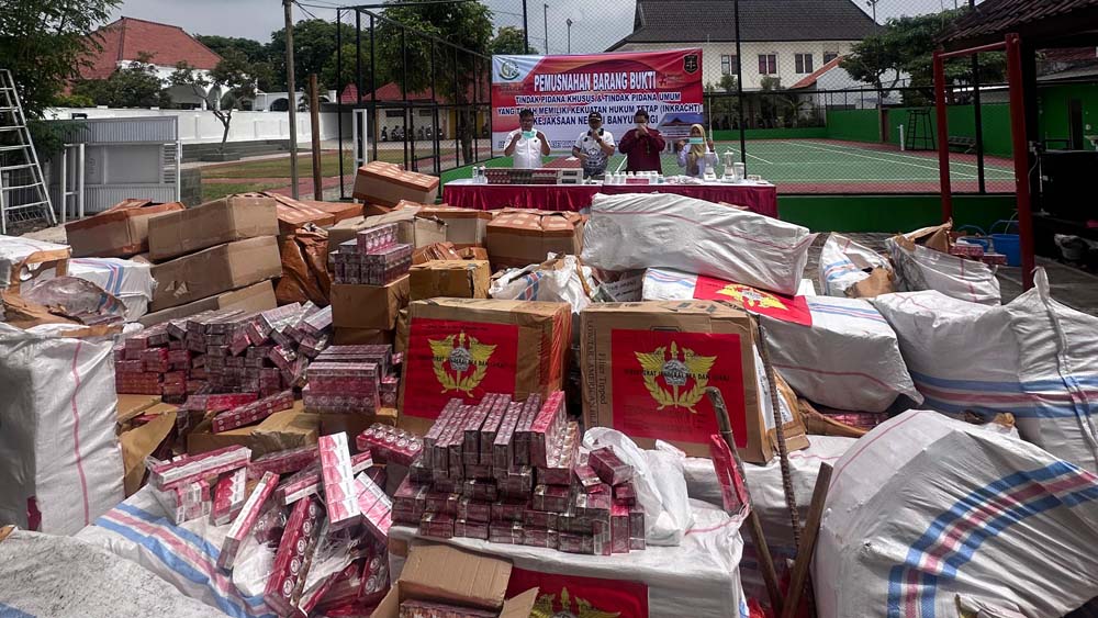 DIBAKAR: Ratusan ribu batang rokok tanpa cukai dimusnahkan di halaman belakang Kantor Kejari Banyuwangi, Kamis (30/10).