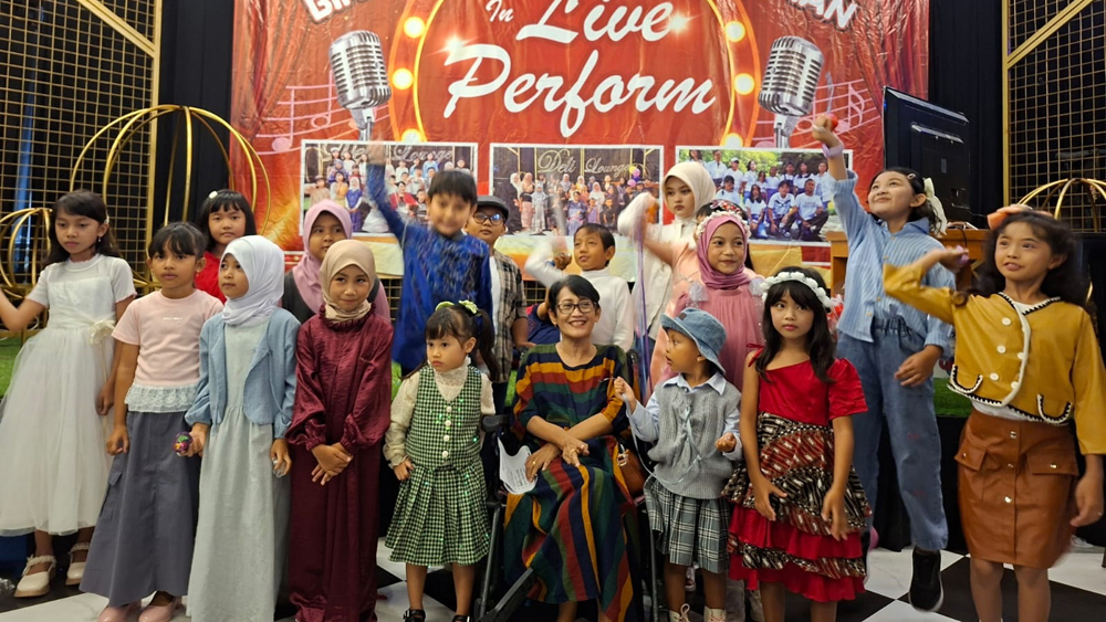 Puluhan murid Bina Vokalia Inne Suherman jenjang anak-anak foto bersama usai tampil dengan penuh percaya diri di Deli Cafe, Minggu (2/11)