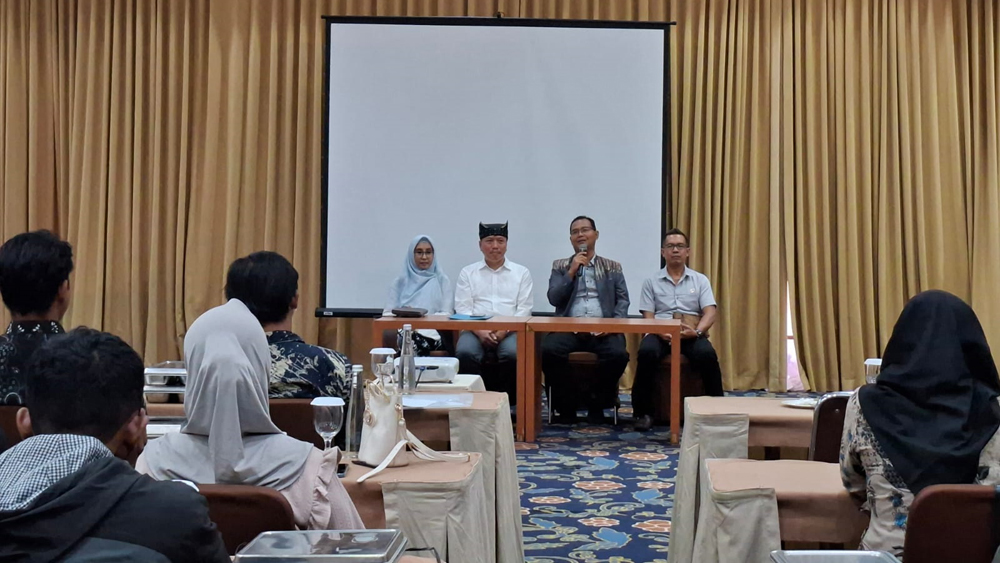 Asisten Pemerintahan dan Kesra Pemkab Banyuwangi M Yanuarto Bramuda didampingi Kadinkes Amir Hidayat menyampaikan sambutan pada acara uji kompetensi chef MBG di Hotel Santika Banyuwangi, Minggu (2/11)