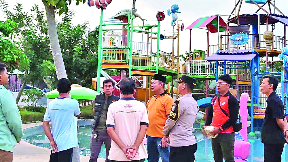 TKP: Kapolsek Kabat AKP Kusmin meninjau kolam renang Banyuwangi Park yang menjadi tempat kejadian perkara bocah tewas tenggelam pada Sabtu (1/11).