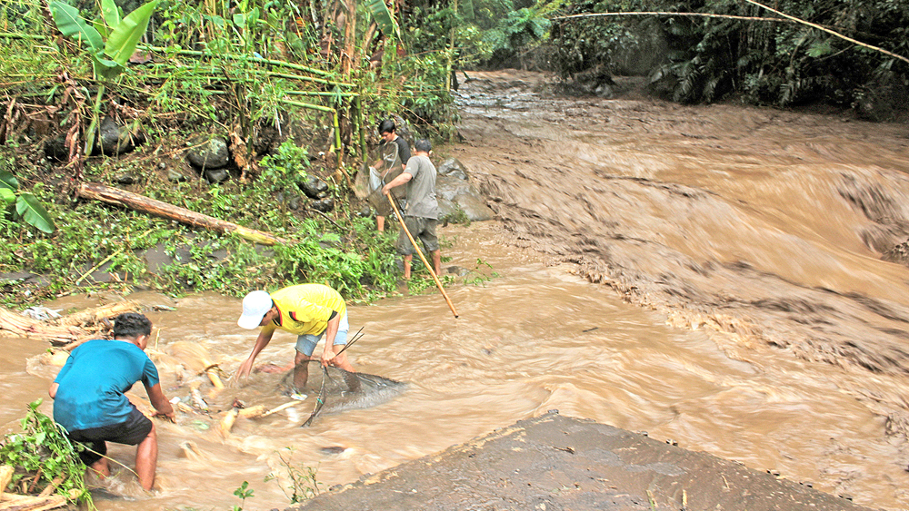 KERUH: Sejumlah material hanyut terbawa aliran air Sungai Kalisetail di Dusun Krajan, Desa/Kecamatan Sempu, Minggu (2/11).
