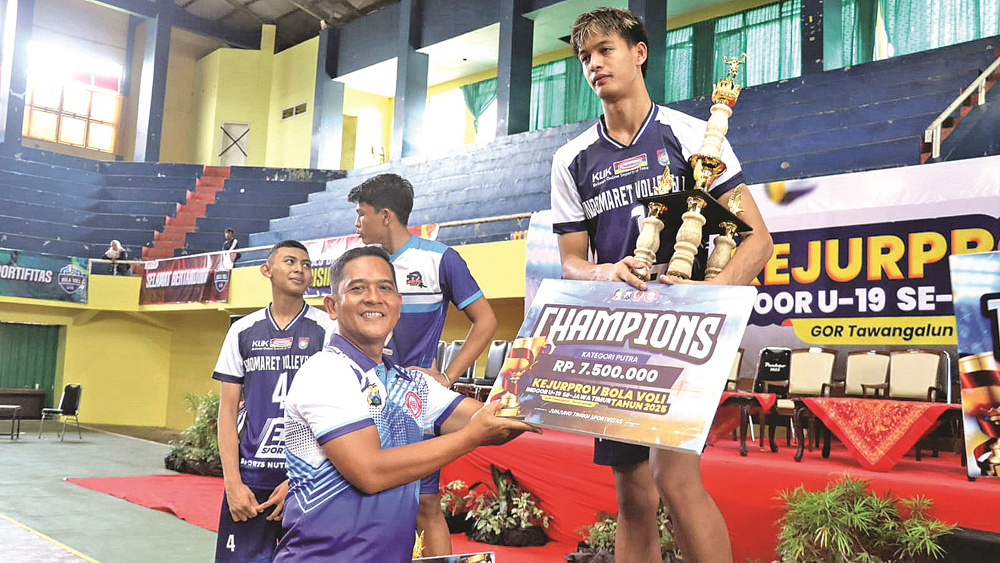 Wakapolresta AKBP Teguh Priyo Wasono menyerahkan piala dan sertifikat juara Kejurporv Voli U-19 Jatim kategori  putra di GOR Tawang Alun Minggu (2/11).