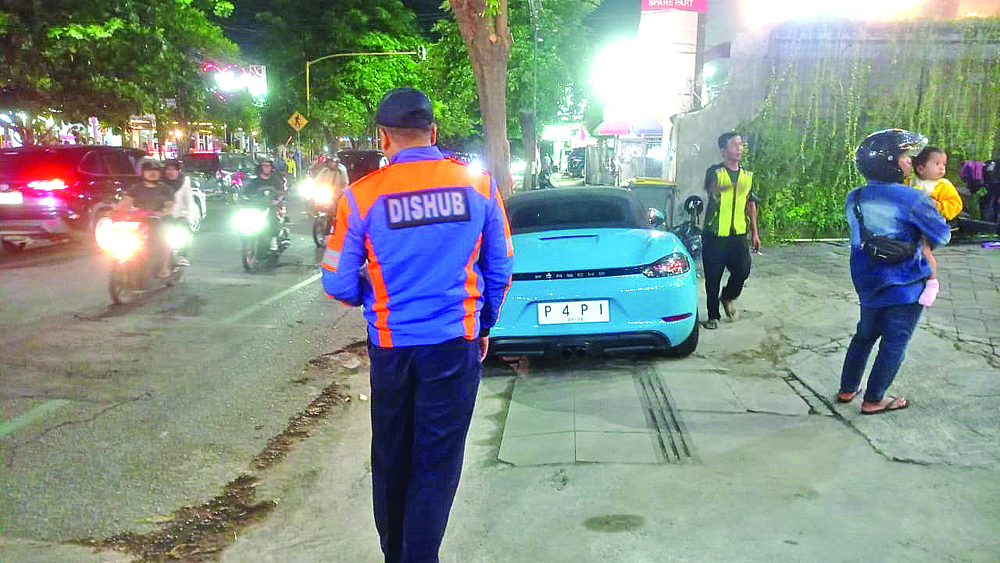 PARKIR SEMBARANGAN: Kendaraan mewah dengan nopol P 4 P I ditindak saat parkir di trotoar depan Conato Banyuwangi, Sabtu malam (1/11).