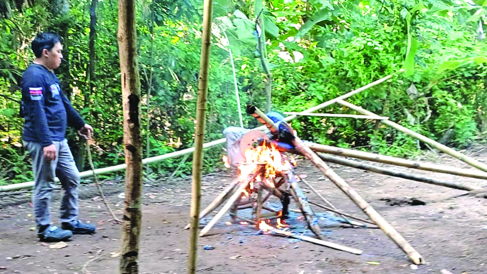 OLAH TKP: Tim Reskrim  Polsek Cluring obrak-abrik tempat sabung ayam di Dusun Cemetuk, Desa/Kecamatan Cluring, Sabtu siang (1/11).