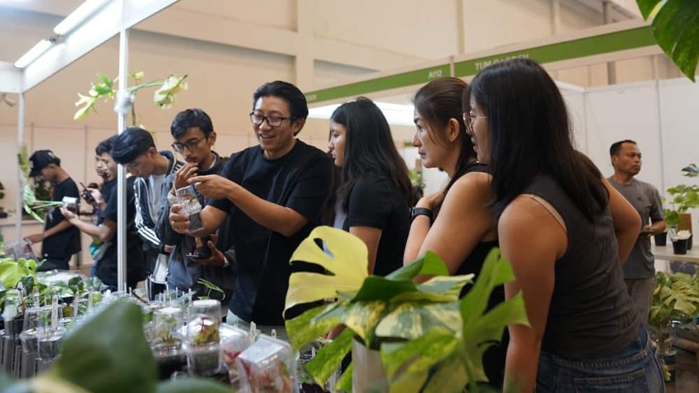 BRI tunjukkan komitmen ekonomi hijau lewat FLOII Expo 2025. Dukung UMKM, digitalisasi QRIS, dan pembiayaan hijau berkelanjutan.