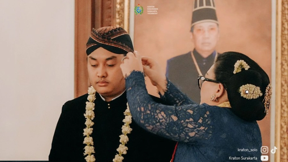 Kanjeng Gusti Pangeran Adipati Arya (KGPAA) Hamangkunegoro Sudibyo Rajaputra Narendra Mataram. Akrab disapa Gusti Purbaya.