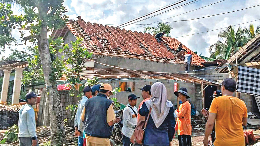 Jajaran pemerintah desa dan Kecamatan Siliragung mengecek kondisi rumah warga yang rusak imbas angin puting beliung, Senin (3/11).