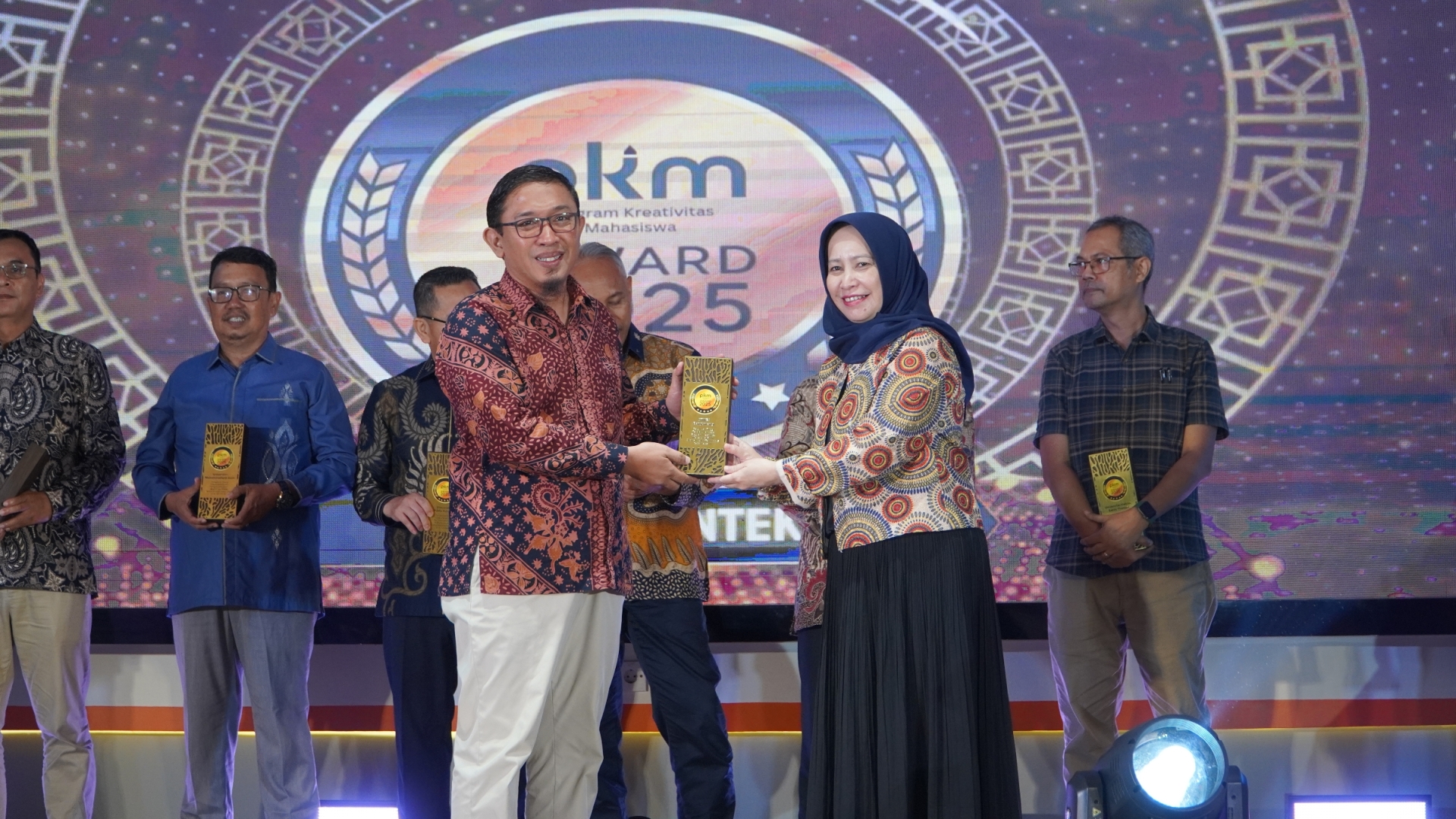 MEMBANGGAKAN: Ivan Rachmawan, M.Kom menerima penghargaan PKM Award 2025 dari Belmawa Kemdiktisaintek RI di Universitas Pendidikan Indonesia, Minggu (22/10).