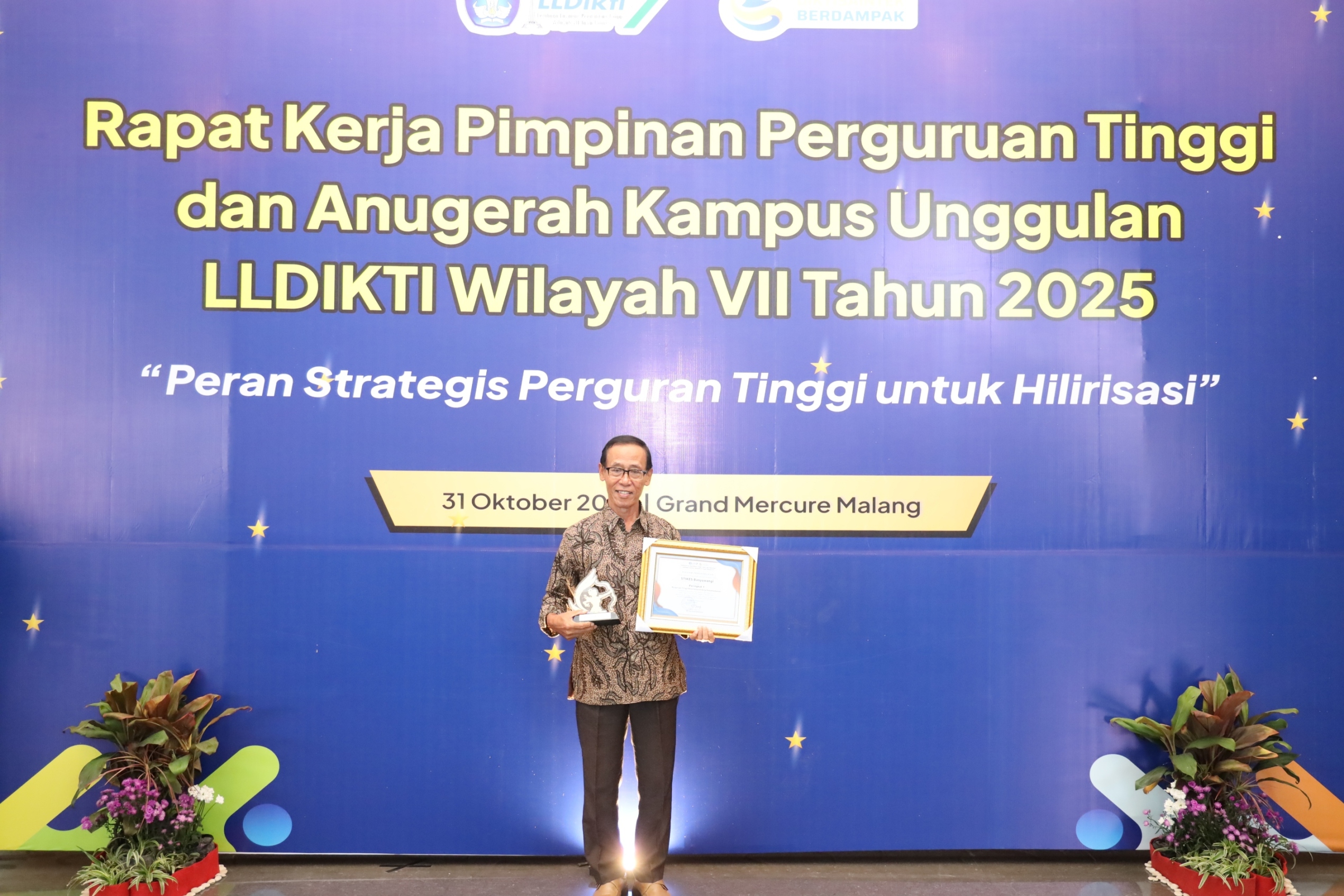 SARAT PRESTASI: Dr H Soekardjo usai menerima penghargaan Anugerah Kampus Unggulan LLDIKTI Wilayah VII Jawa Timur di Grand Mercure Malang pada Jumat (31/10).
