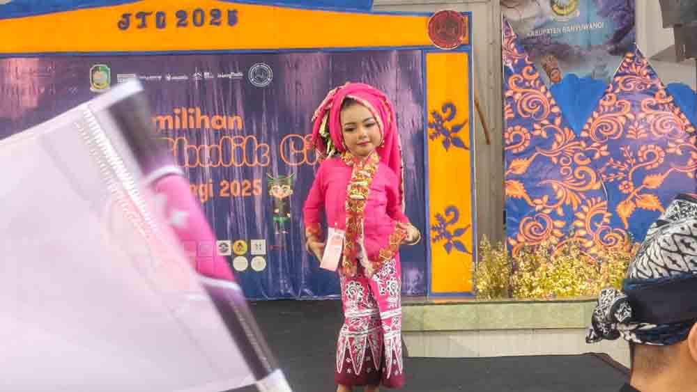 PRESTASI: Jesslyn Kiandra menunjukkan piala Juara Harapan II dan Juara Favorit ajang Jebeng Thulik Cilik di Aula SMKN 1 Glagah, Minggu (2/10).