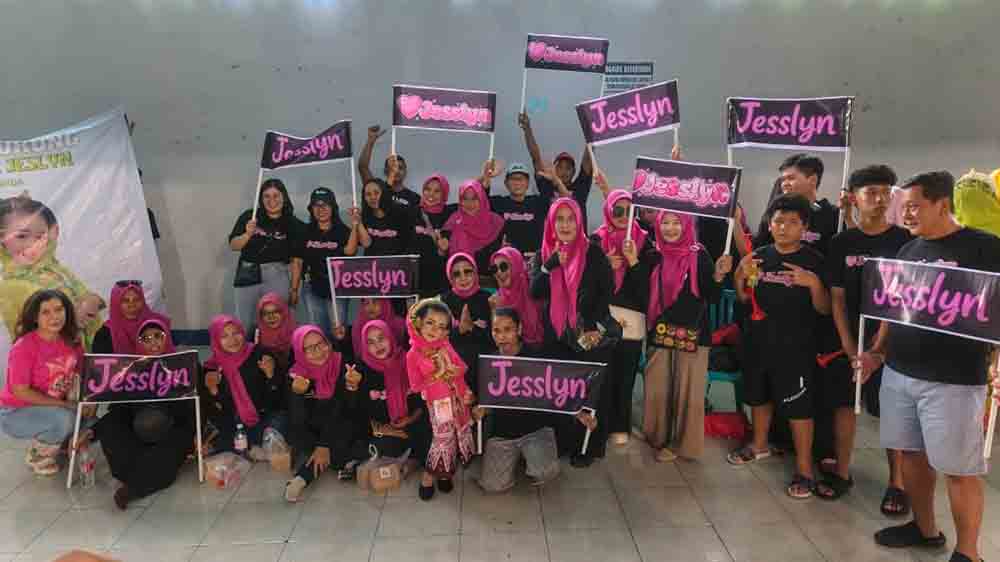 MEMBANGGAKAN: Kerabat hingga tetangga memberikan dukungan kepada Jesslyn Kiandra saat tampil pada ajang Jebeng Thulik Cilik.