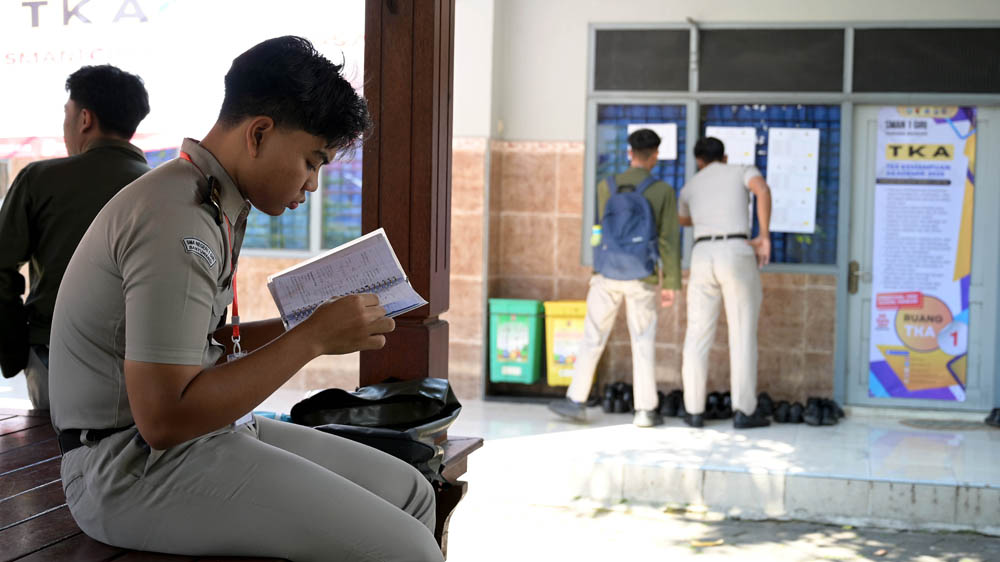 PERSIAPAN: Siswa SMAN 1 Giri Taruna Bangsa belajar sejenak sebelum TKA dimulai.