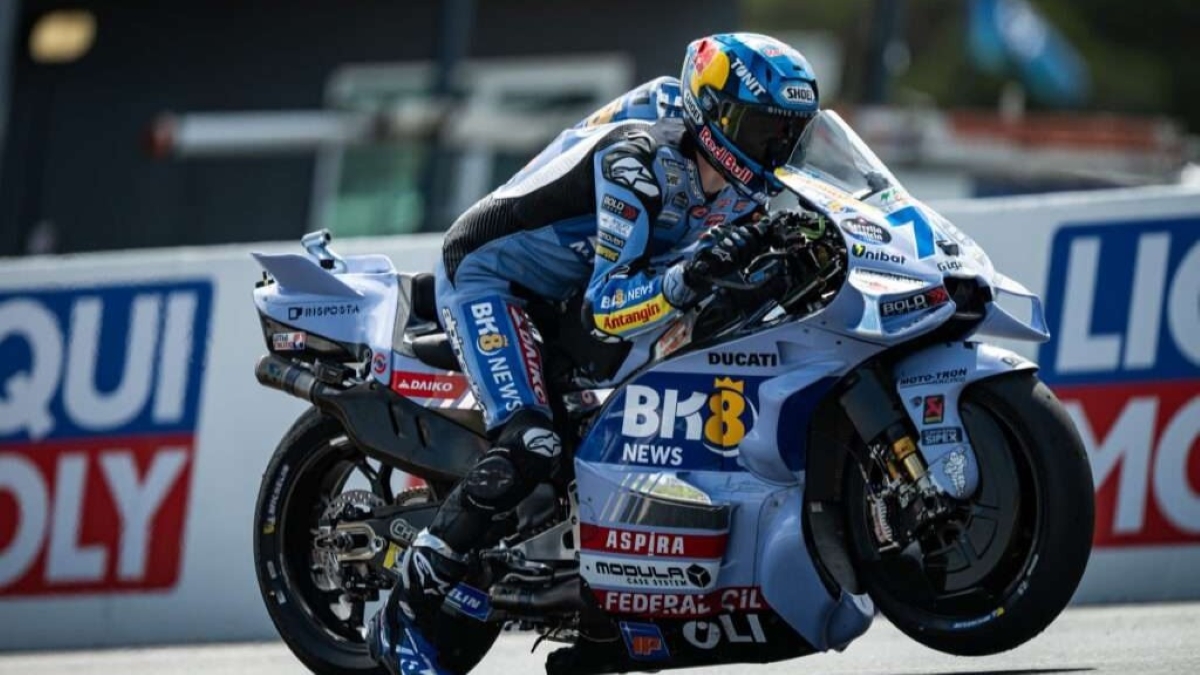 Alex Marquez ungkap peran nasihat Marc Marquez yang membantunya kunci runner-up MotoGP 2025.